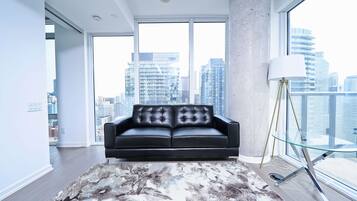 Family Suite, City View | Living area