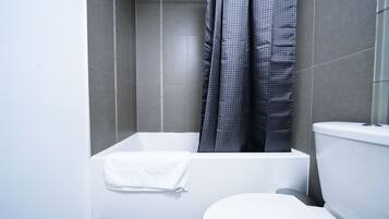 Family Suite, City View | Bathroom