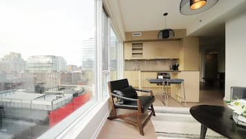 Suite Deluxe, vista a la ciudad | Área de sala de estar