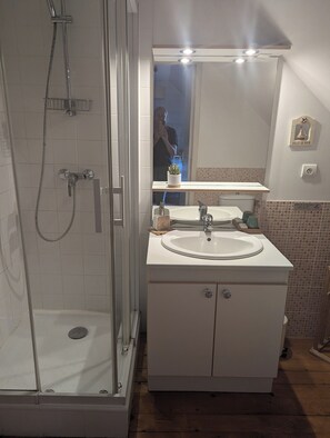 Douche, serviettes fournies, savon, papier toilette