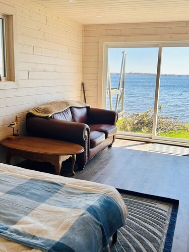 Gorgeous Private Waterfront Bunkie - Fenelon Falls - Cameron Lake!