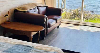 Gorgeous Private Waterfront Bunkie - Fenelon Falls - Cameron Lake!
