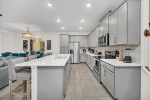 Fridge, microwave, oven, stovetop - Spacious 5 Bedroom Townhome with Splash Pool-2190 (Kissimmee)