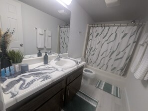 タオル、石鹸、トイレットペーパー