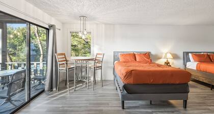 Lakefront Stay-Private Suite+TV+Dining Table