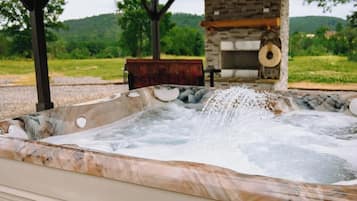 Bañera de hidromasaje al aire libre