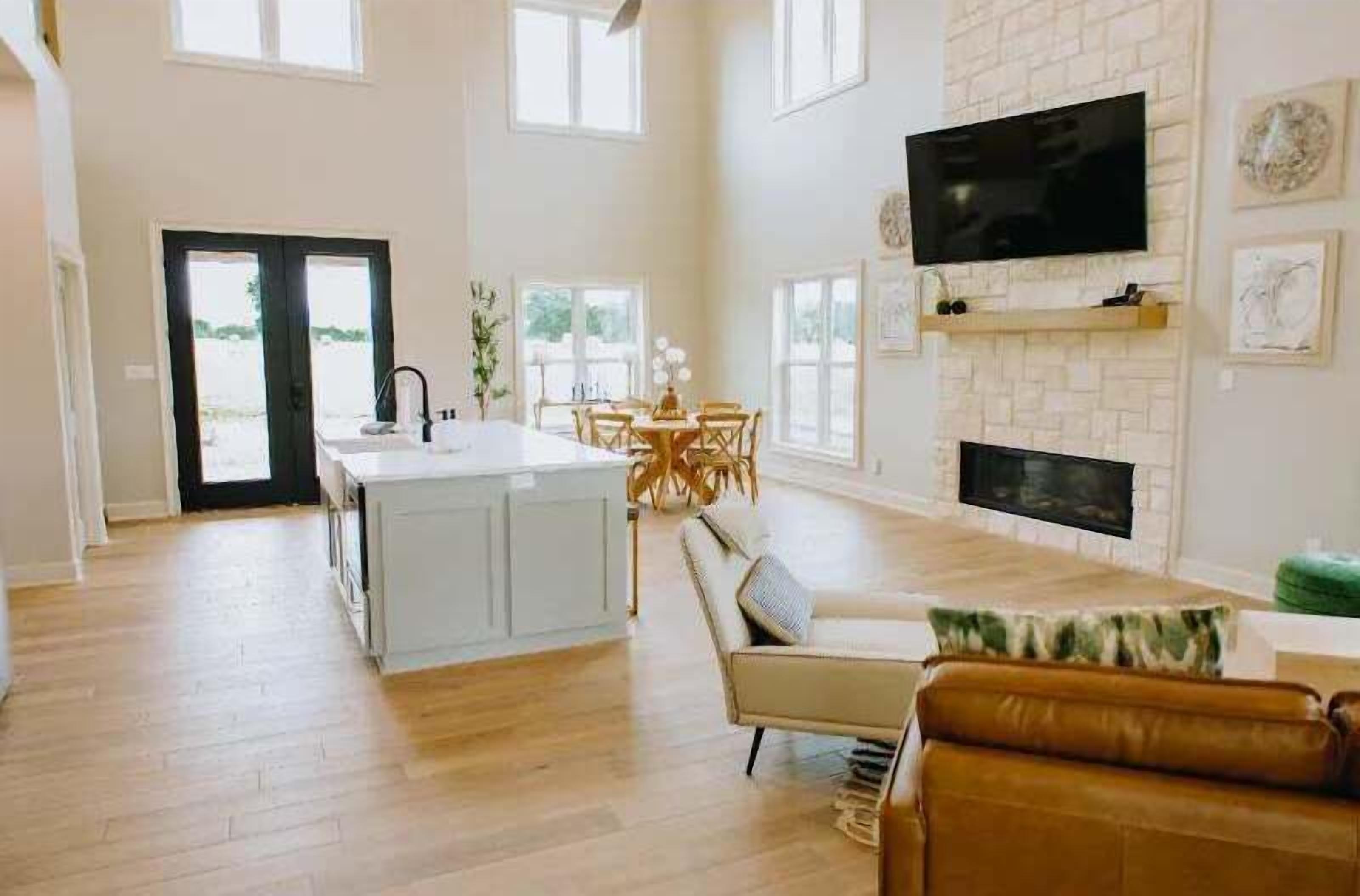 Una Smart TV, una chimenea, una oficina