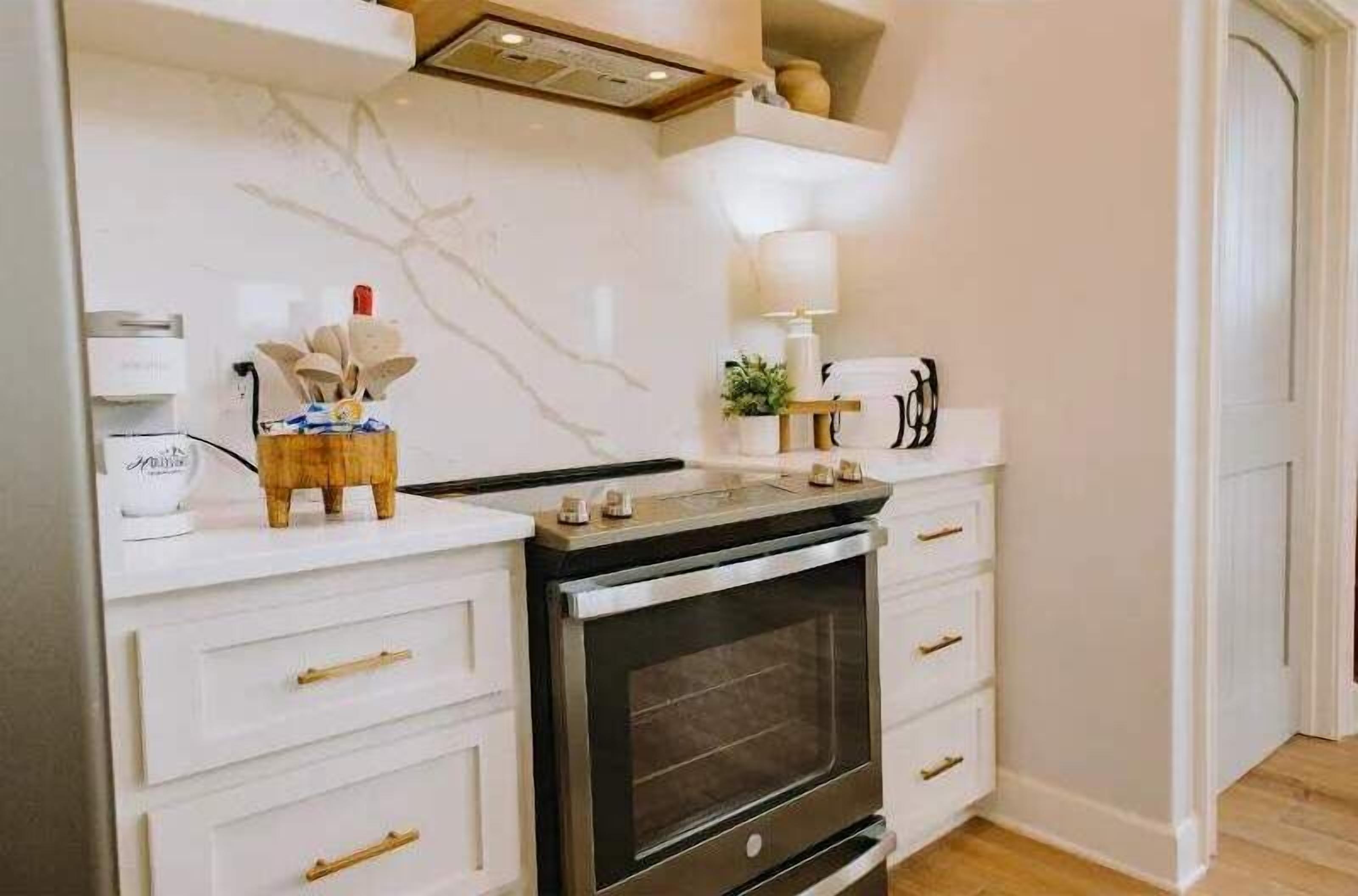 Cafetera o tetera, frigorífico, microondas y horno
