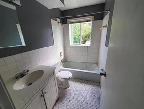 Een douche, een haardroger, handdoeken, zeep