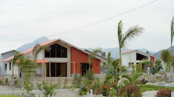 Vista frontal de la propiedad