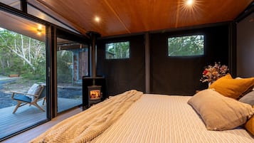 1 bedroom, bed sheets