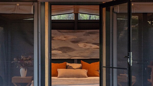 1 bedroom, bed sheets