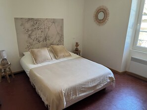 3 室のベッドルーム、旅行用ベビーベッド、WiFi、ベッドシーツ