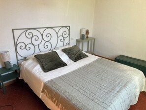 3 makuuhuonetta, vauvan matkasänky, Wi-Fi, vuodevaatteet