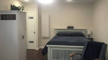 1 habitación, escritorio, tabla de planchar con plancha y wifi