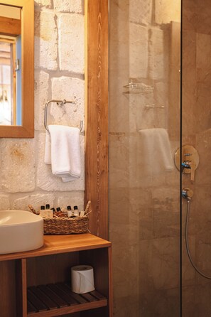 Standard Room | Bathroom | Combined shower/bathtub, hair dryer, slippers, towels - Juno Cappadocia (Nevsehir)