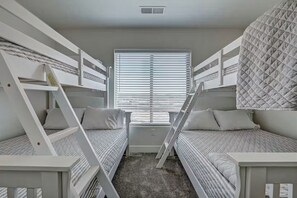 3 chambres, fer et planche à repasser, lit de bébé portatif