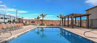 3-BR Townhome w/ Hot Tub & Pool • 30 min to Zion
