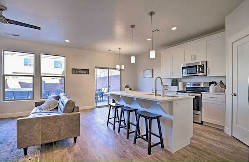 3BR Vida Sol Townhome | Private Hot Tub, Fire Pit & Pool Access