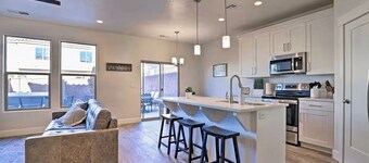 3BR Vida Sol Townhome | Private Hot Tub, Fire Pit & Pool Access