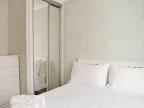 3 habitaciones, tabla de planchar con plancha, wifi y ropa de cama 