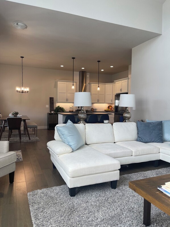 Smart-tv, een open haard, een computerscherm en een printer