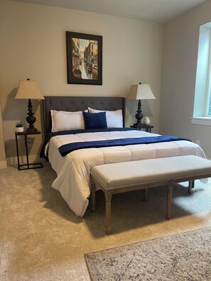 4 slaapkamers, een bureau, een strijkplank/strijkijzer, gratis wifi