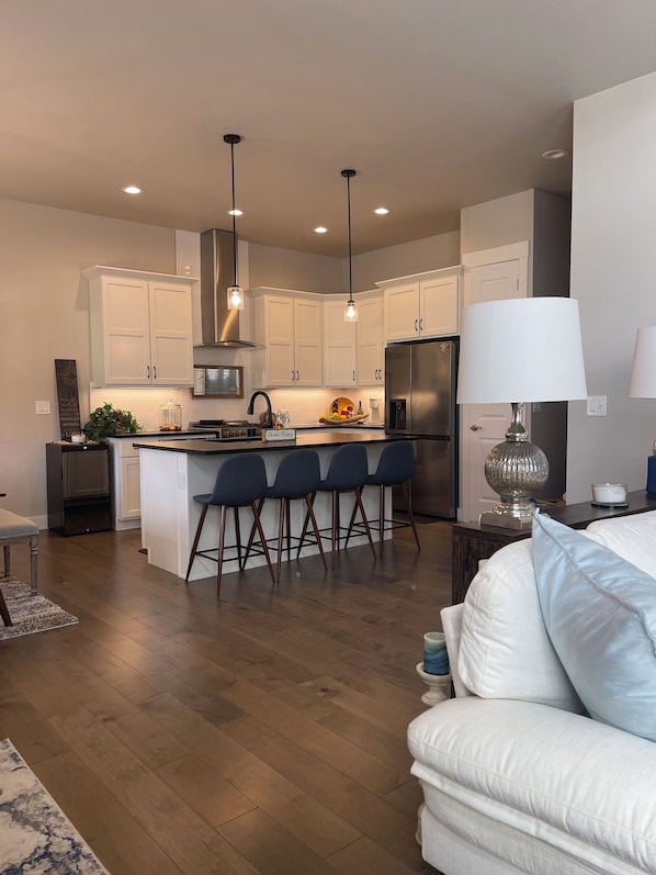 Smart TV, chimenea, monitor de computadora y impresora