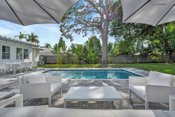 Alberca al aire libre y alberca climatizada