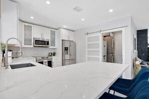 Fridge, microwave, oven, stovetop - Heated pool, 2 miles from Beach! Updated home: BBQ, large backyard, comfy beds (Fort Lauderdale)