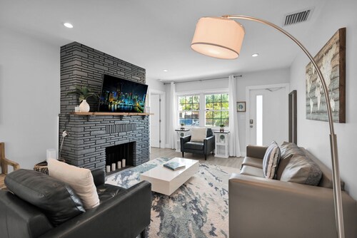 Heated pool, 2 miles from Beach! Updated home: BBQ, large backyard, comfy beds