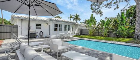 Una piscina al aire libre, una piscina climatizada
