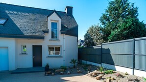 A modern two-story house with a dark roof, a small balcony, and a gravel driveway. - Le Narbon - maison proche de la plage (Erdeven)