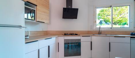 Fridge, microwave, oven, dishwasher