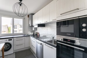 ثلاجة، ميكروويف، فرن، غسالة أطباق