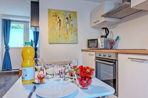 Réfrigérateur, micro-ondes, four, cafetière/bouilloire