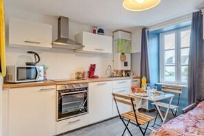 Fridge, microwave, oven, coffee/tea maker