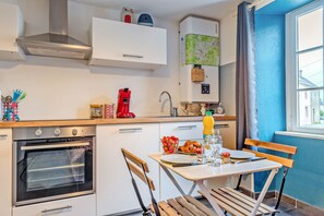 Fridge, microwave, oven, coffee/tea maker - Bleunienn - Studio au cœur du centre-bourg (Plougastel-Daoulas)