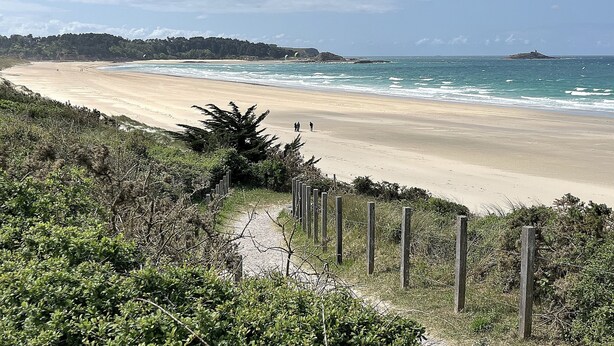 A beach with a sandy shore, a wooden fence, and a path leading to the beach. - Tom 01 - 5min à pied de la Plage (Fréhel)