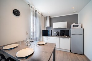 Kjøleskap, mikrobølgeovn, oppvaskmaskin og kaffetrakter/tekoker