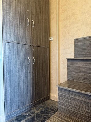 Dormitorio compartido Deluxe, balcón, vista a la ciudad | Artículos del minibar gratis y espacio para trabajar con laptop 