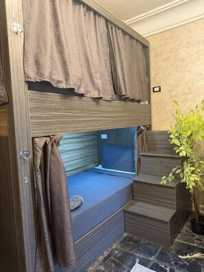 Dormitori compartit Deluxe, balcó, vistes a la ciutat | Minibar gratuït, espai de treball apte per a portàtils i wifi gratuïta