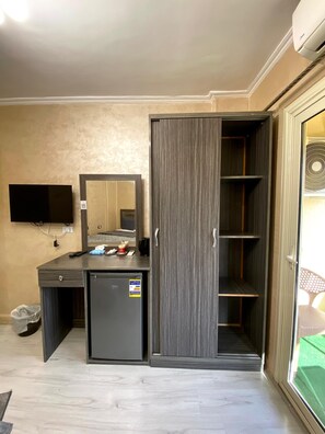 Deluxe Double Room | Free minibar, laptop workspace, free WiFi, bed sheets - Sunset Hostel (Cairo)