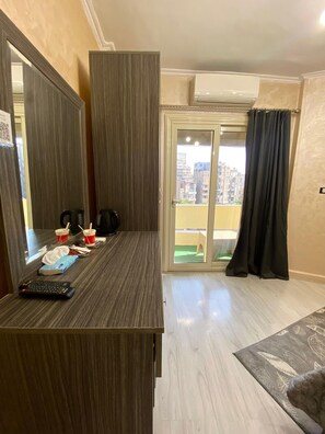 Quadrupla Deluxe, vista città | Minibar con snack e bevande gratuite, postazione laptop, Wi-Fi gratuito