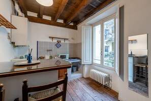 Kühlschrank, Mikrowelle, Herdplatte, Kochgeschirr/Geschirr/Besteck