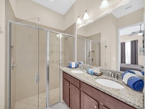 Douche, sèche-cheveux, serviettes fournies, savon