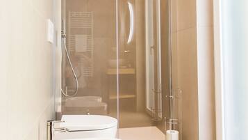 Doccia, asciugacapelli, bidet, asciugamani