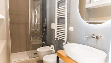 Dusj, hårføner, bidé og håndklær