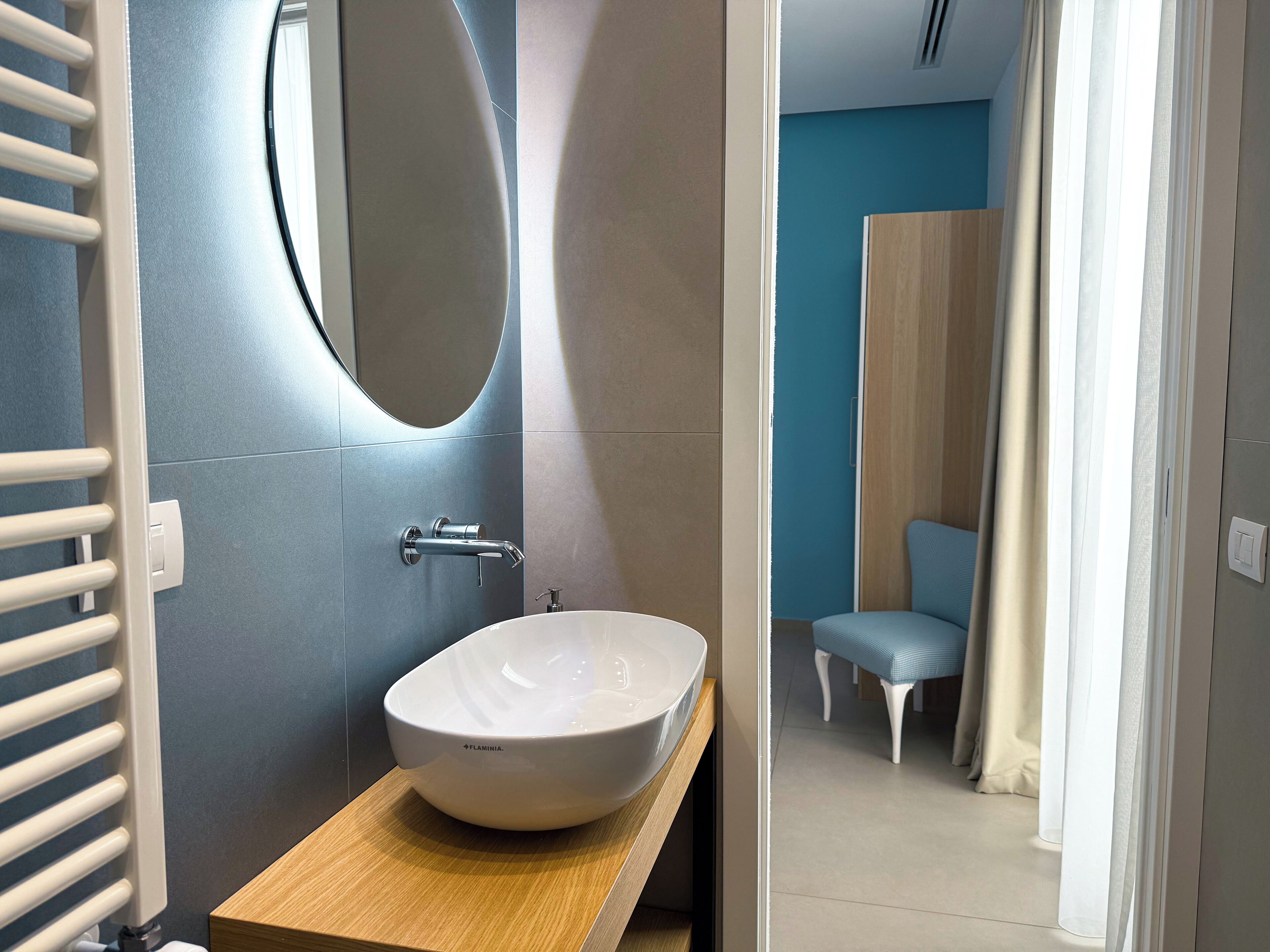 Douche, sèche-cheveux, bidet, serviettes fournies