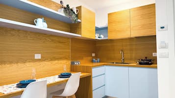 Refrigerador, placa de cocina, cafetera/tetera, utensilios de cocina